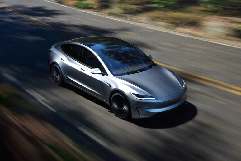 Tesla Model 3, disponibile ora il colore Argento Mercurio - RIPRODUZIONE RISERVATA