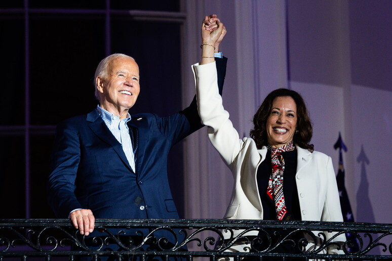 US President Joe Biden (L) and Vice President Kamala Harris (R) on the Truman Balcony © ANSA/EPA