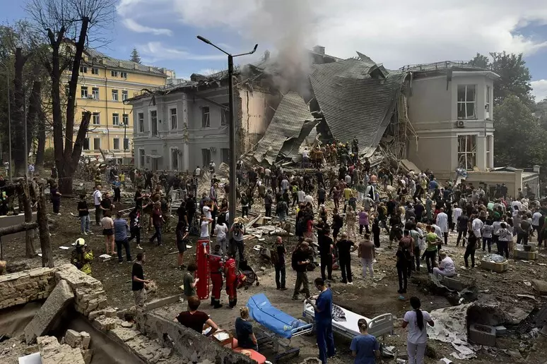 Missili russi su Kiev, sventrato l'ospedale pediatrico. L'Ue: 'Crimini di guerra'