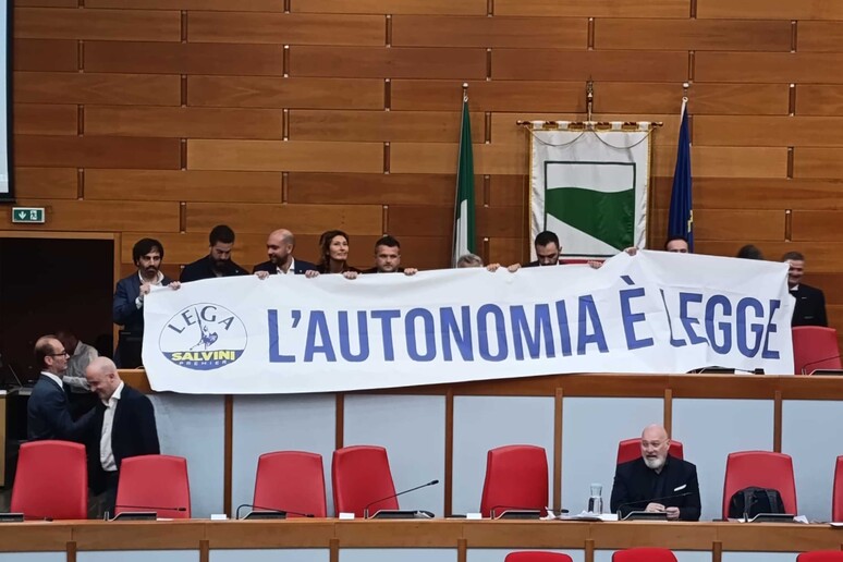 Autonomia:striscione della Lega in consiglio E-R, seduta sospesa