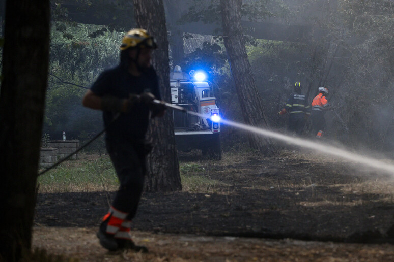 Vigili del Fuoco a lavoro per l 'incendio a Monte Mario - RIPRODUZIONE RISERVATA