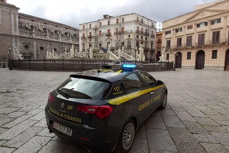 Una macchina della Guardia di finanza (foto d 'archivio) - RIPRODUZIONE RISERVATA