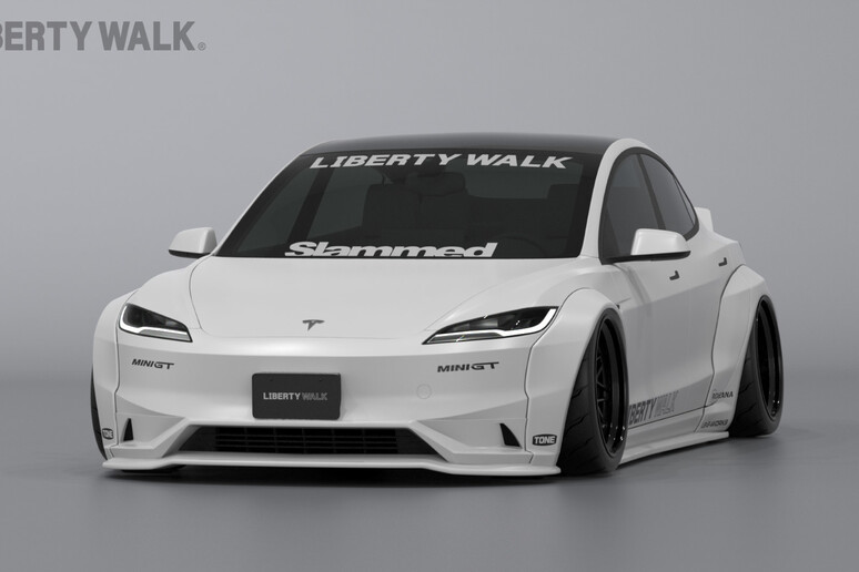 Tesla Model 3, cattiveria estrema con body kit di Liberty Walk - RIPRODUZIONE RISERVATA