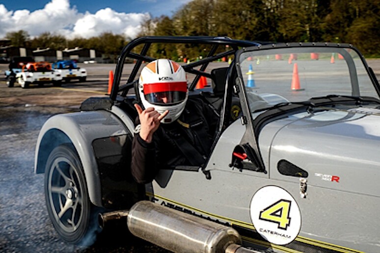 Drifting a Brands Hatch con le Caterham Seven - RIPRODUZIONE RISERVATA