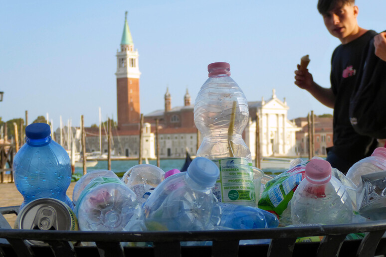 Venezia, l 'overtourism fa traboccare i cestini di plastica - RIPRODUZIONE RISERVATA