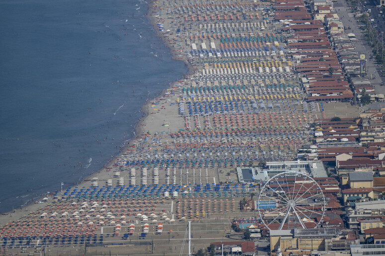 Una veduta delle spiagge e stabilimenti balneari della Versilia - RIPRODUZIONE RISERVATA