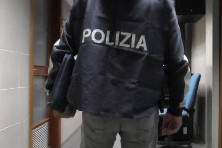 Un poliziotto (foto d 'archivio) - RIPRODUZIONE RISERVATA