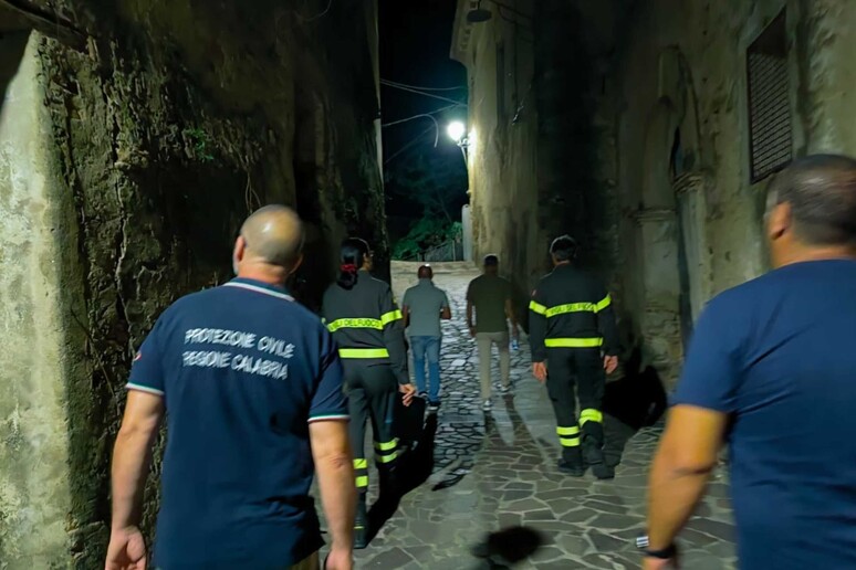 Terremoto in Calabria, notte all 'aperto per abitanti Pietrapaola - RIPRODUZIONE RISERVATA