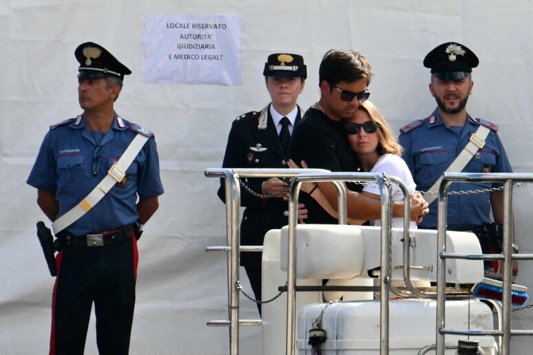 I parenti delle vittime al molo di Porticiello © ANSA/AFP