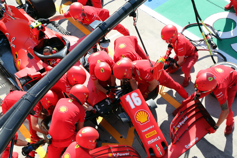 Meccanici della Ferrari al Gran Premio di Monza. Immagine d 'archivio - RIPRODUZIONE RISERVATA