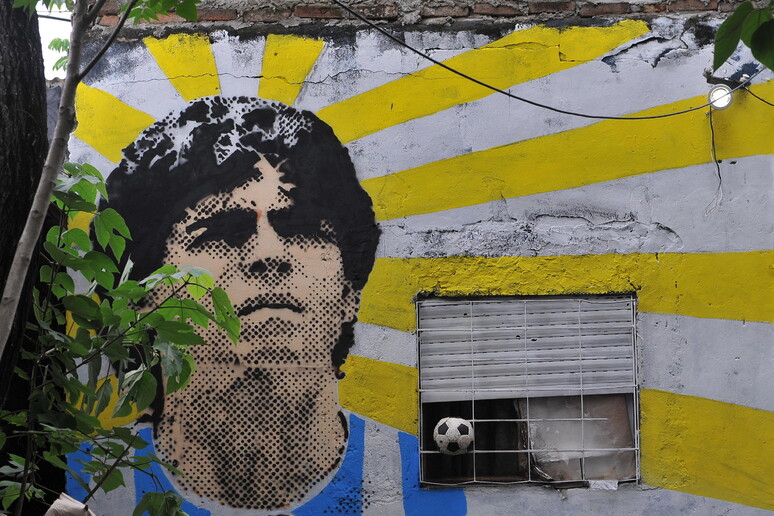 Un murale dedicato a Diego Armando Maradona - RIPRODUZIONE RISERVATA