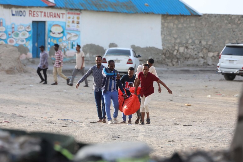 Somalia: attentato su spiaggia Mogadiscio, almeno 7 morti © ANSA/AFP