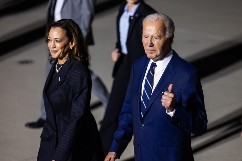 Joe Biden con Kamala Harris - RIPRODUZIONE RISERVATA