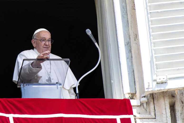 Papa Francesco all 'Angelus in Piazza San Pietro - RIPRODUZIONE RISERVATA