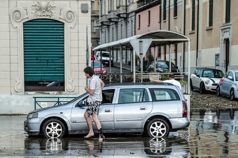 Temporale estivo (foto d 'archivio) - RIPRODUZIONE RISERVATA