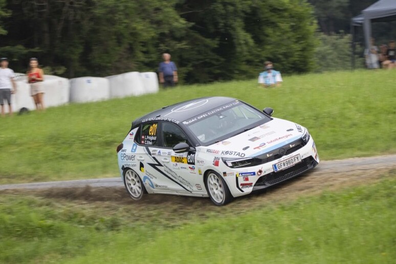 Opel schierata per l 'ADAC Rallye Stemweder Berg - RIPRODUZIONE RISERVATA