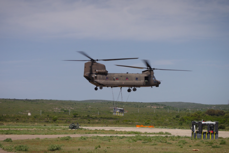 Il modello di prova viene sganciato da un elicottero CH47 dell’Aviazione dell 'Esercito (fonte: Thales Alenia Space) - RIPRODUZIONE RISERVATA