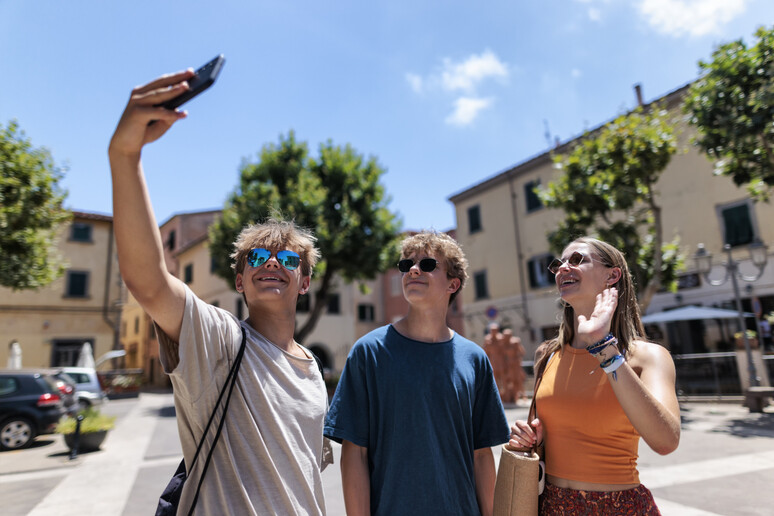 Selfie in vacanza tra tre giovani foto iStock. - RIPRODUZIONE RISERVATA