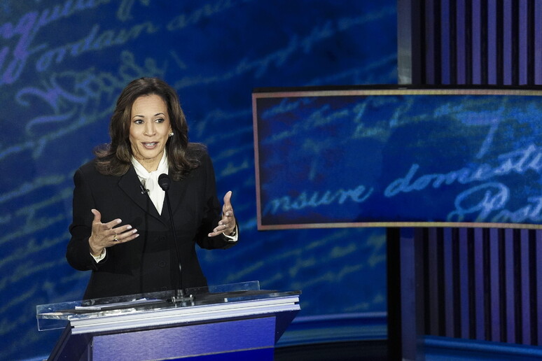 Kamala Harris durante il dibattito tv - RIPRODUZIONE RISERVATA