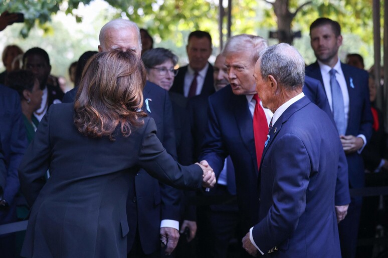 Kamala Harris e Donald Trump si stringono la mano a Ground Zero © ANSA/Getty Images via AFP