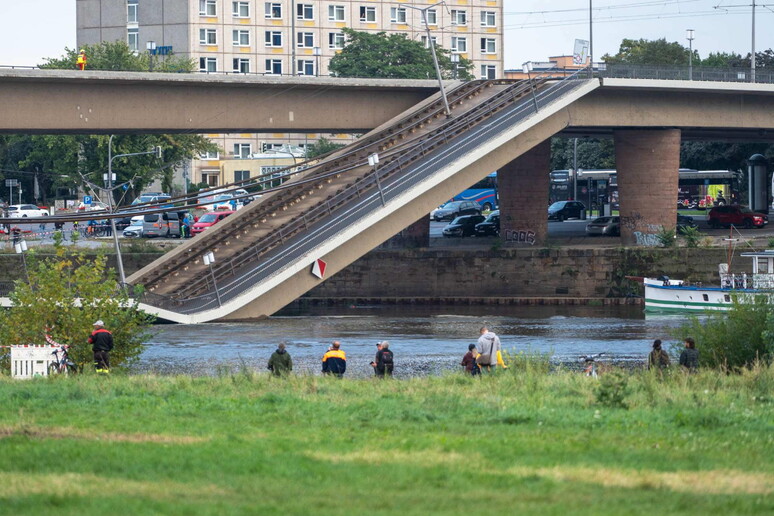 Crolla parte del ponte Carola a Dresda, nessuna vittima © ANSA/EPA