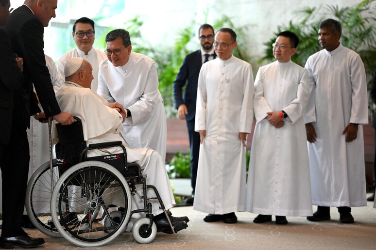 Papa Francesco al suo arrivo a Singapore - RIPRODUZIONE RISERVATA