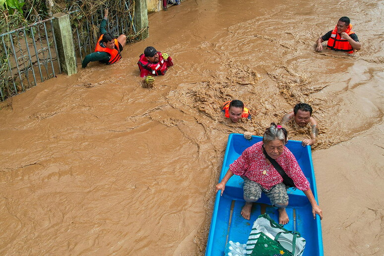 Floods from Typhoon Yagi hit provinces in northern Thailand