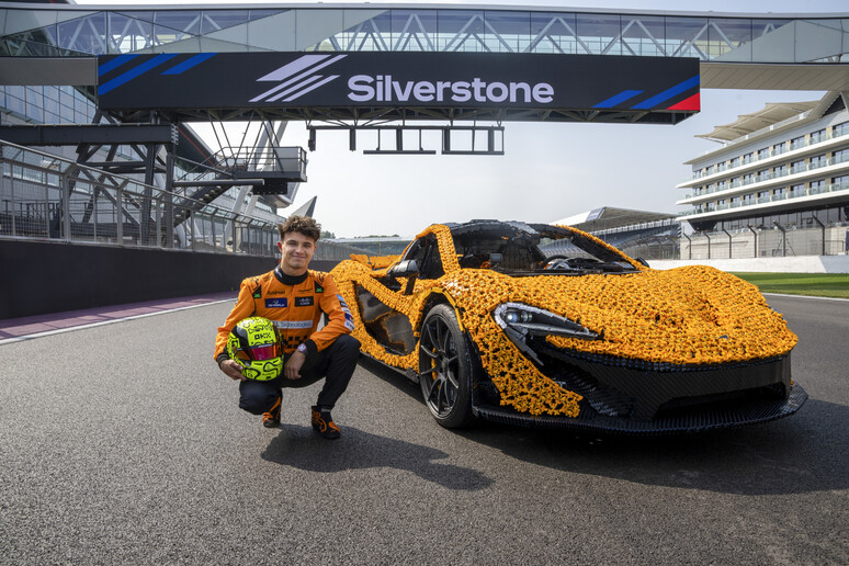 Lando Norris a Silverstone su McLaren formato LEGO - RIPRODUZIONE RISERVATA