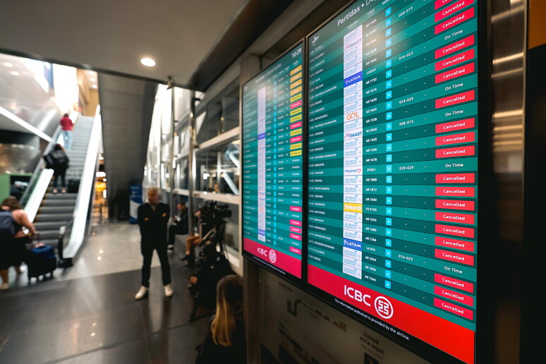 Argentina, il trasporto aereo dichiarato 'servizio essenziale'