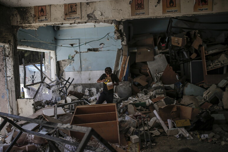 Palestinesi, raid israeliano su scuola-rifugio, 5 morti - RIPRODUZIONE RISERVATA