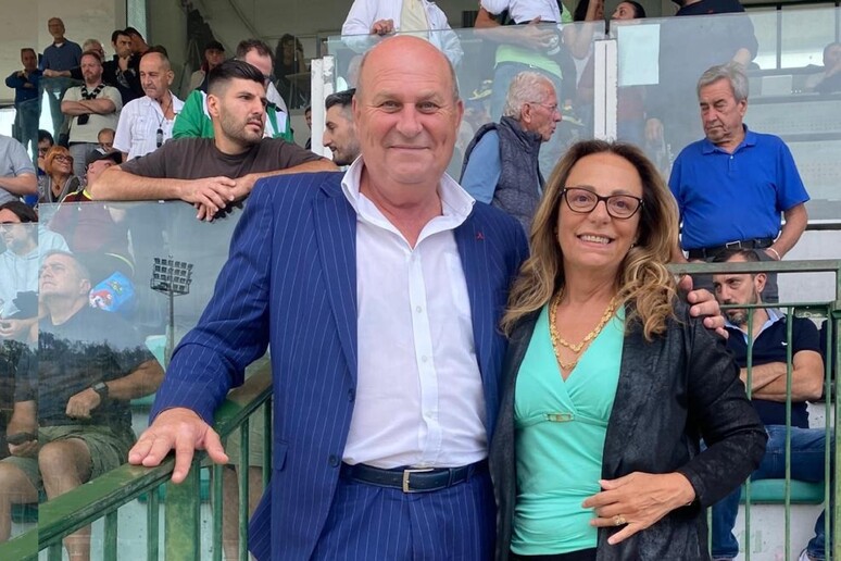 Maria Franca D 'Agostino, presidente Commissione Pari Opportunità della Regione Abruzzo, e Gianni Di Labio, presidente del Chieti Calcio - RIPRODUZIONE RISERVATA