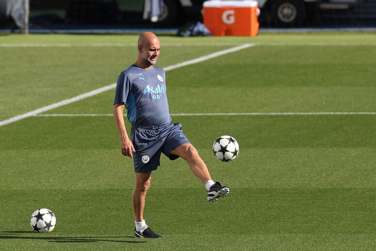 Pep Guardiola durante gli allenamenti del Manchester City - RIPRODUZIONE RISERVATA