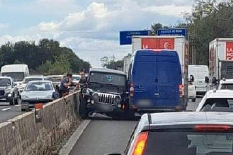 Contromano per 17 km sulla Pontina con un 'auto rubata - RIPRODUZIONE RISERVATA