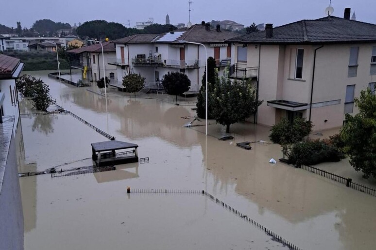 Maltempo: Coldiretti, centinaia di imprese colpite e migliaia di ettari di terreni allagati in Emilia Romagna e nelle Marche