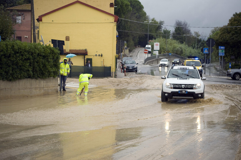 Ad Ancona straripa l'Aspio, strade allagate ed evacuati