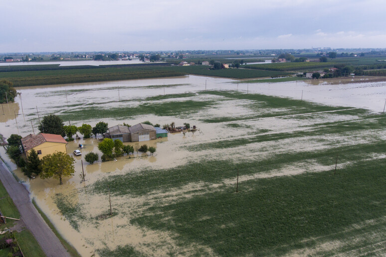 Traversara paese sott'acqua, muri delle case crollati