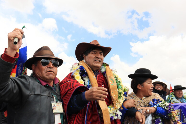 Bolivia: il governo invita l'ex presidente Morales al dialogo