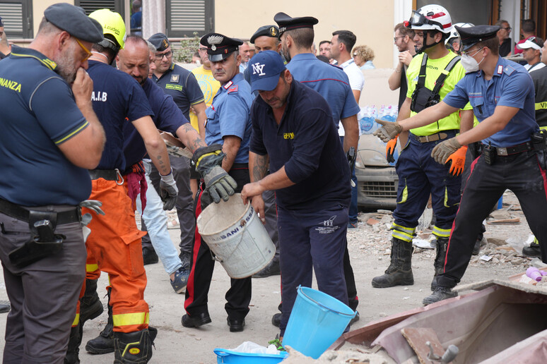 Crollo palazzina: si scava a mano per trovare i due dispersi - RIPRODUZIONE RISERVATA