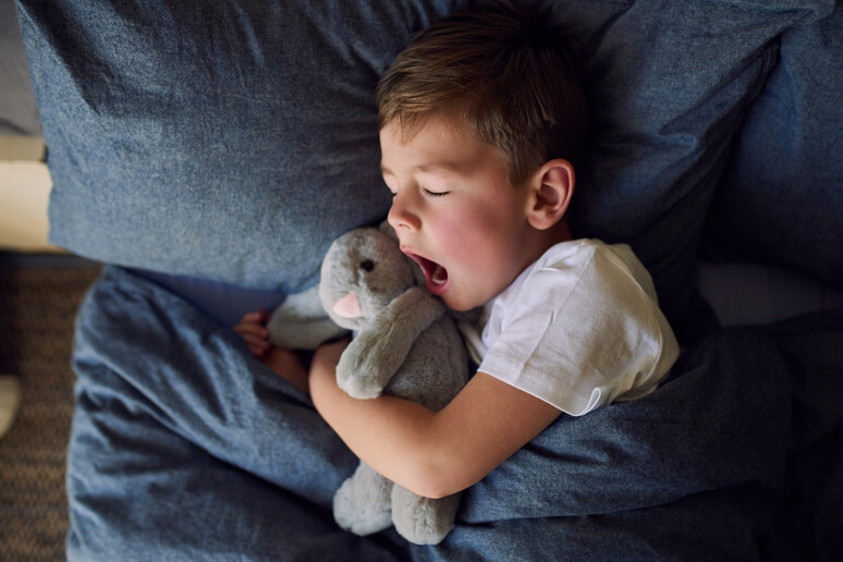 Un bambino che si addormenta foto iStock. - RIPRODUZIONE RISERVATA