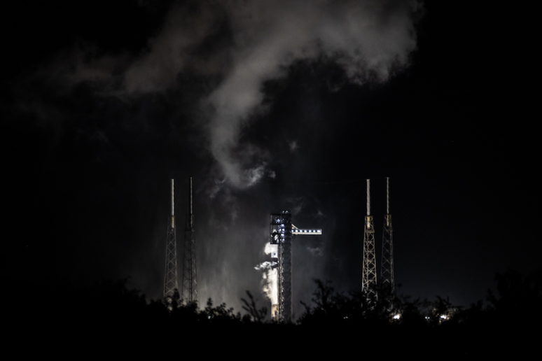 L 'accensione dei motori del razzo Falcon 9 di SpaceX durante le prove generali del lancio (fonte:&nbsp;Adam Bernstein/Spaceflight Now) - RIPRODUZIONE RISERVATA