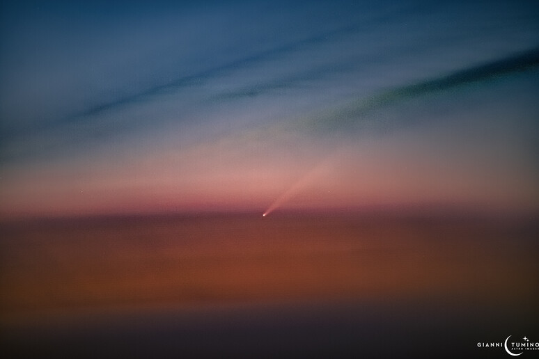 La cometa C/2023 A3 nei colori del crepuscolo, fotografata alle ore 6,20 DEL 27 settembre dall 'astrofotografo Gianni Tumino (fonte: Gianni Tumino) - RIPRODUZIONE RISERVATA