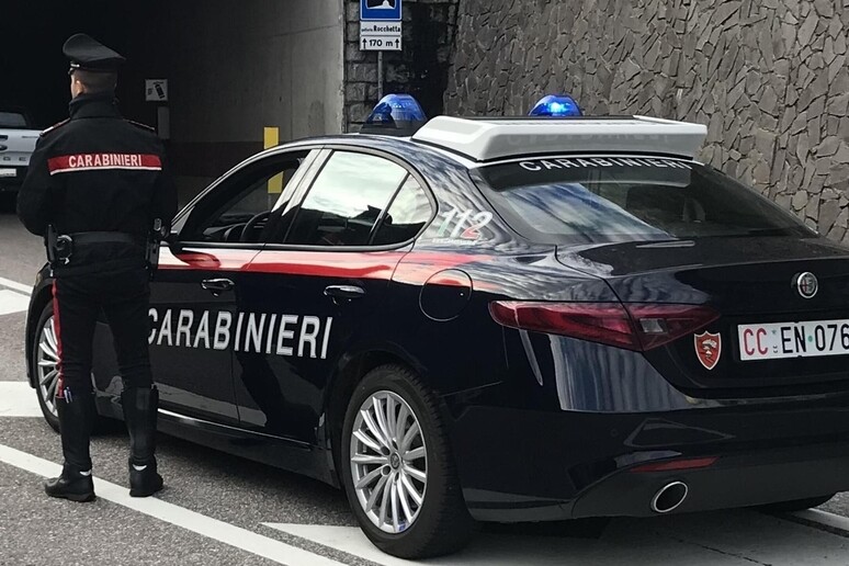 Una  pattuglia dei carabinieri - RIPRODUZIONE RISERVATA