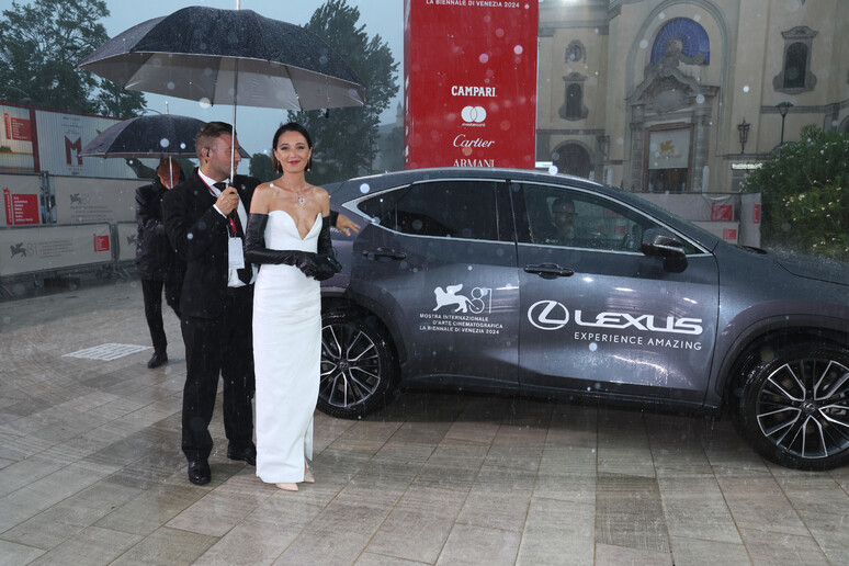 Le star accompagnate da Lexus il 5 settembre - RIPRODUZIONE RISERVATA