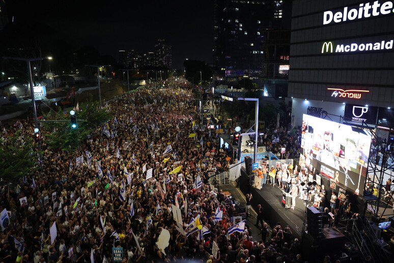 Protest in Tel Aviv calls for Gaza ceasefire, hostages release © ANSA/EPA