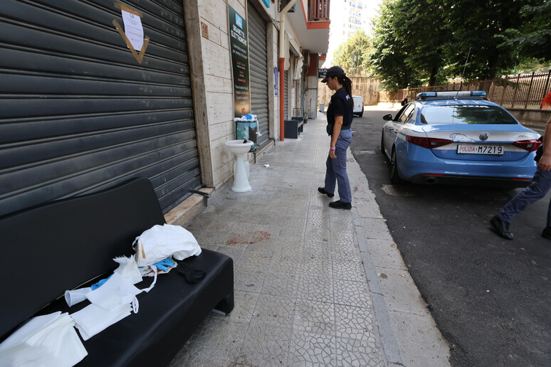 ++RPT TITOLO CORRETTO+++ Agguato a Scampia, ucciso un uomo mentre era dal barbiere - RIPRODUZIONE RISERVATA