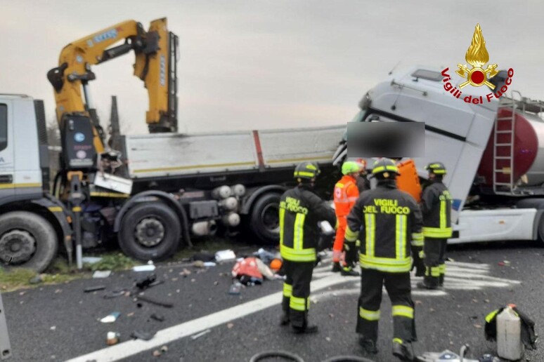 Incidente tra camion, muore operaio di un cantiere in A14