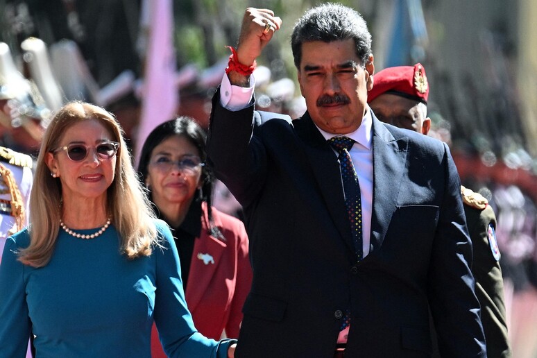 Maduro giura per un terzo mandato. L'opposizione: 'E' colpo di Stato'