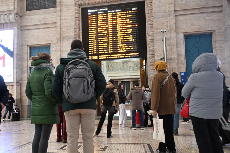 Circolazione treni sospesa, a Milano la rabbia dei passeggeri - ALL RIGHTS RESERVED