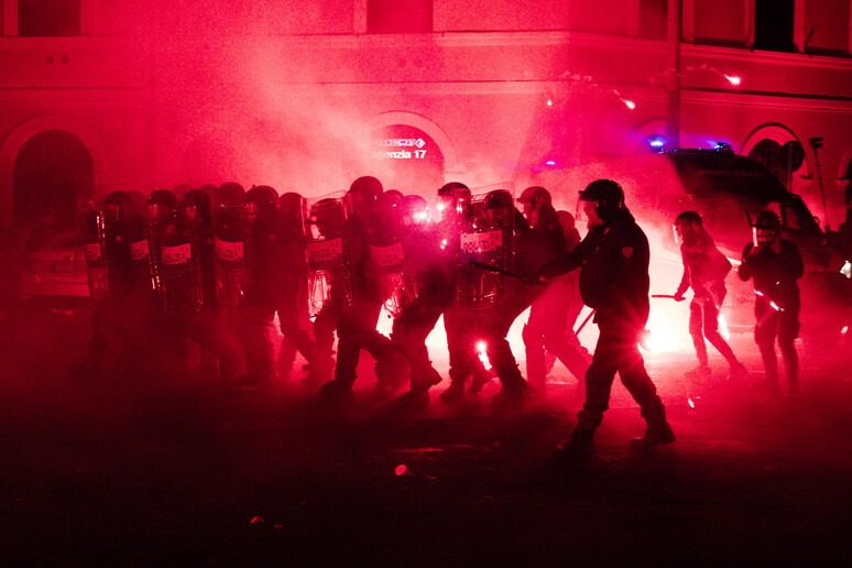 Scontri tra manifestanti e forze dell 'ordine durante la manifestazione per Ramy Elgaml, a Roma - RIPRODUZIONE RISERVATA