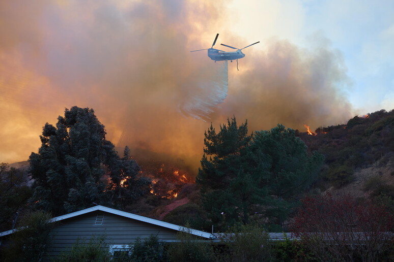 Fuoco a Los Angeles © ANSA/EPA